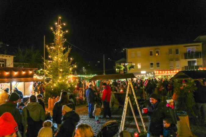 Weihnachtsmarkt auf der Friedrich-Ebert-Brücke (Foto: Holger Knecht)