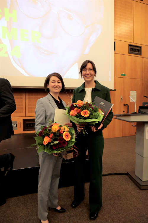 Die Preisträgerinnen Jessica Krauß und Leonie Wagner (Foto: Weincampus Neustadt)