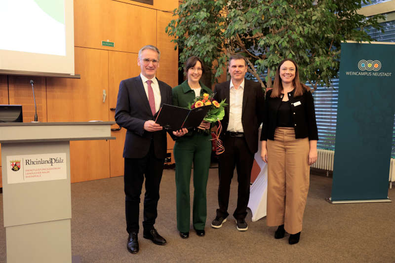 Landtagspräsident Hendrik Hering, Preisträgerin Leonie Wagner, Prof. Dr. Jochen Bogs und Prof. Dr. Laura Ehm (Foto: Weincampus Neustadt)