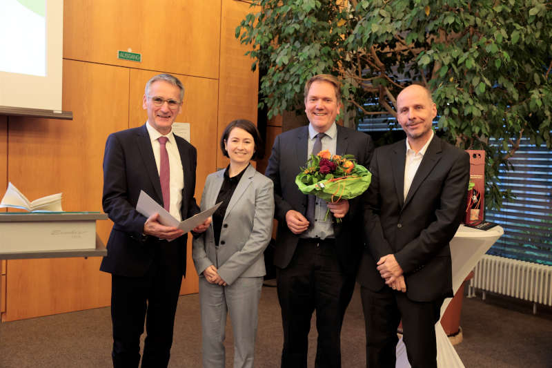 Landtagspräsident Hendrik Hering, Preisträgerin Jessica Krauß, Prof. Dr. Gösta Jamin und Dr. Guido Harms (BASF) (Foto: Weincampus Neustadt)