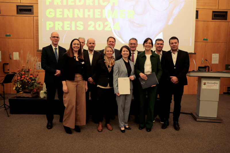 Präsident Prof. Dr. Gunther Piller, Prof. Dr. Laura Ehm, Prof. Dr. Andreas Kortekamp (DLR Rheinpfalz), Dr. Guido Harms, Janine Möller (BASF), Prof. Dr. Gösta Jamin, Preisträgerin Jessica Krauß, Landtagspräsident Hendrik Hering, Preisträgerin Leonie Wagner, Prof. Dr. Jochen Bogs und Prof. Dr. Dominik Durner. (Foto: Weincampus Neustadt)