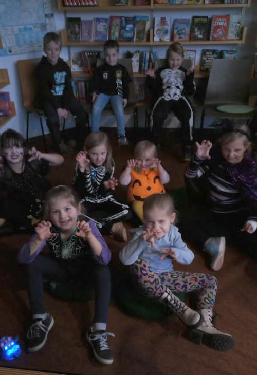 Kinder an Halloween (Foto: Stadtbücherei Lambrecht)