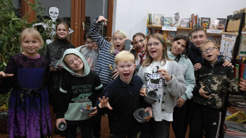 Kinder an Halloween (Foto: Stadtbücherei Lambrecht)