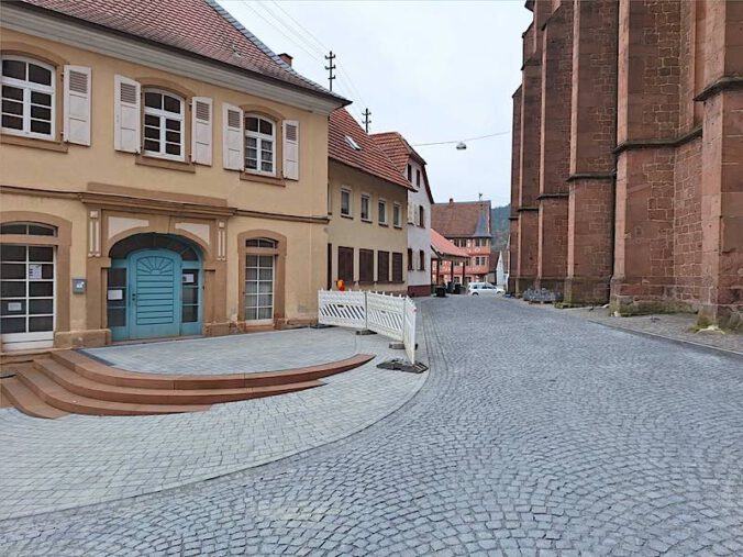 Blick von der Marktstraße auf das prot. Gemeindehaus und das Rathaus (Foto: Christine Klein)