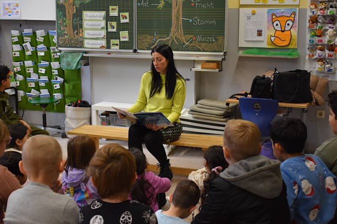 Die Grundschülerinnen und Grundschüler lauschten gespannt der Geschichte, die Jugenddezernentin Anja Pfeiffer vorlas. (Foto: Stadt Kaiserslautern)