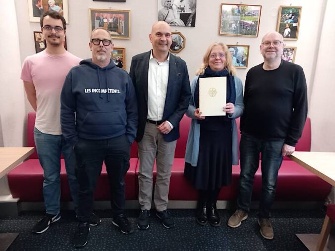 Bürgermeister Schulz (Mitte) mit dem Team des UNION-Studio für Filmkunst Kaiserslautern. (Foto: Stadt Kaiserslautern)