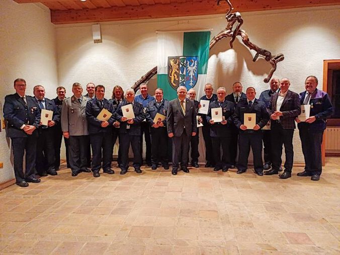 Die anwesenden Geehrten mit Landrat Hans-Ulrich Ihlenfeld (Mitte) und dem Kreisbeigeordneten Sven Hoffmann (Zweiter von rechts). (Foto: Kreisverwaltung Bad Dürkheim)