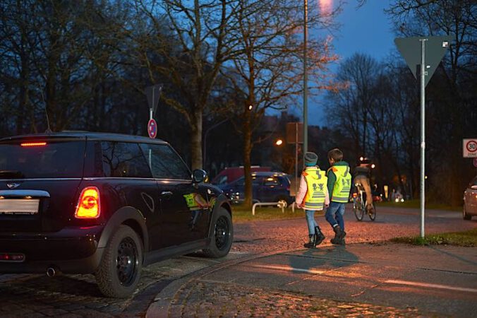 Die Unfallgefahr steigt in der dunklen Jahreszeit (Foto: ADAC/Edward Gröger)