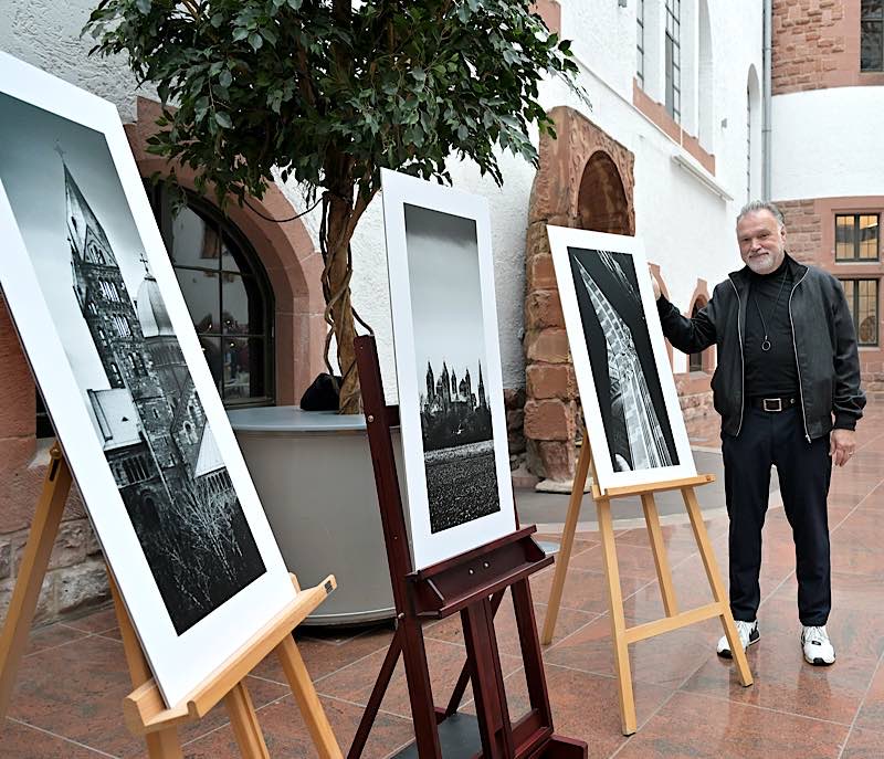 Horst Hamann neben drei seiner Bilder im Rahmen der Buchvorstellung im Historischen Museum der Pfalz (Quelle: Europäische Stiftung Kaiserdom zu Speyer, Foto: Klaus Landry)