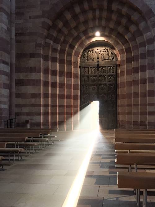 Lichtstrahlen fallen durch das geöffnete Hauptportal des Doms (Foto: Domkapitel Speyer, Foto: Joachim Weller)