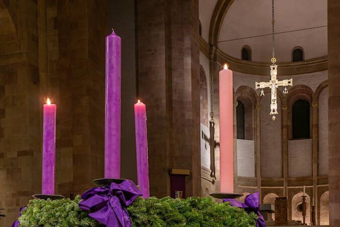 Der Adventskranz im Dom (Foto: Joachim Weller)