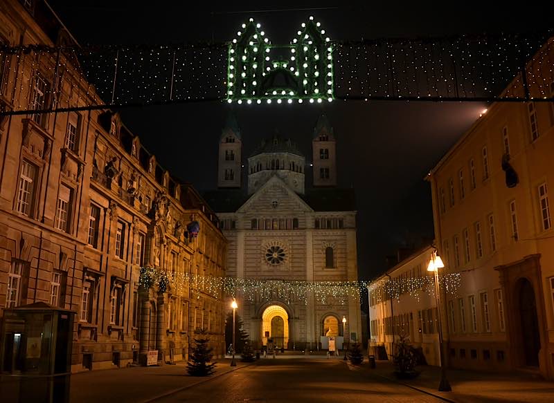 Der nächtliche Dom in der Adventszeit (Foto: Domkapitel Speyer)