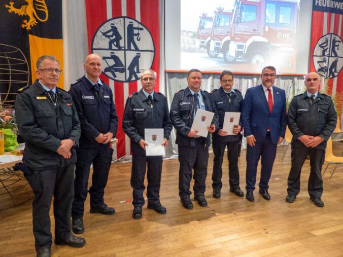 Die Ehrungen für 45 und 35 Jahre Tätigkeit bei der Feuerwehr (Foto: Feuerwehr Neustadt)