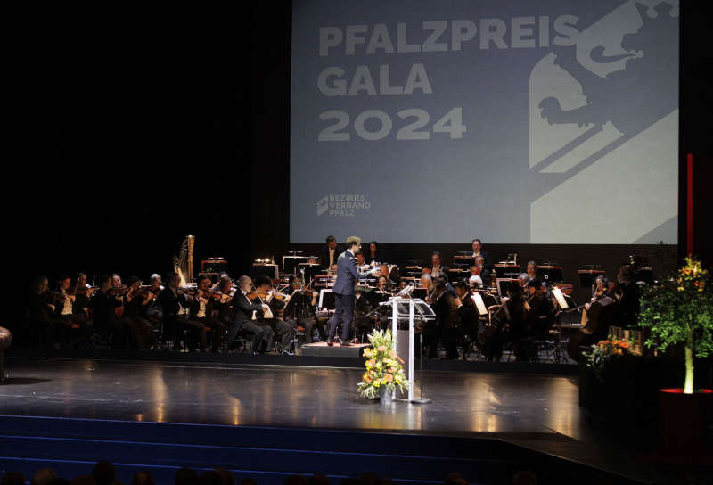 Bekamen viel Applaus: Pfalzphilharmonie Kaiserslautern unter Leitung von Massimiliano Iezzi (Foto: Agentur view, Reiner Voß)