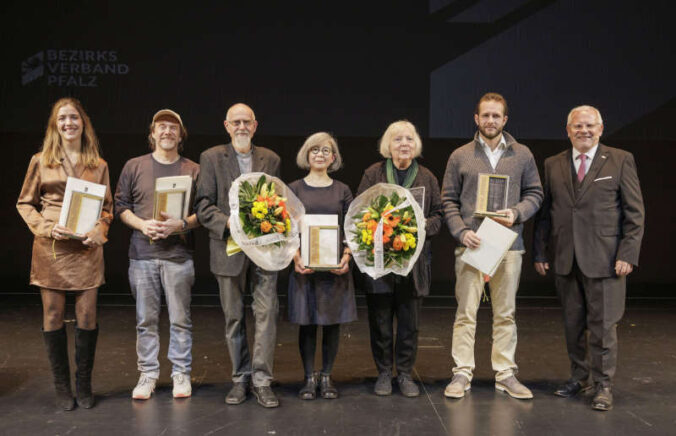 Die Ausgezeichneten mit dem Bezirkstagsvorsitzenden bei der Pfalzpreis-Gala (von links): Pia Treiber, Michael Volkmer, Heinrich Andreas Schilling, Mi Sook Hwang, Madeleine Dietz und Leon Wegener mit Hans-Ulrich Ihlenfeld (Foto: Agentur view, Reiner Voß)