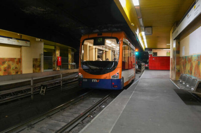 Stadtbahn-Haltestelle LU-Rathaus und RNV-Stadtbahn (Foto: Holger Knecht)