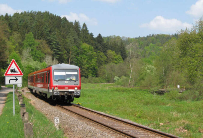 VT 628 am Bahnübergang Neudahner Weiher (Foto: Eisenbahnfreunde Dahn)