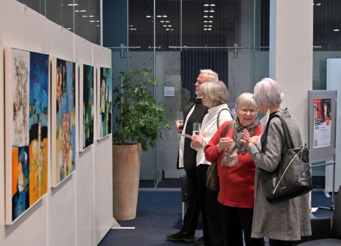 Ausstellungseröffnung „Spiel von Linien und Farben“ mit Bildern von Bernhard Staudenmayer (Foto: Klaus Landry)