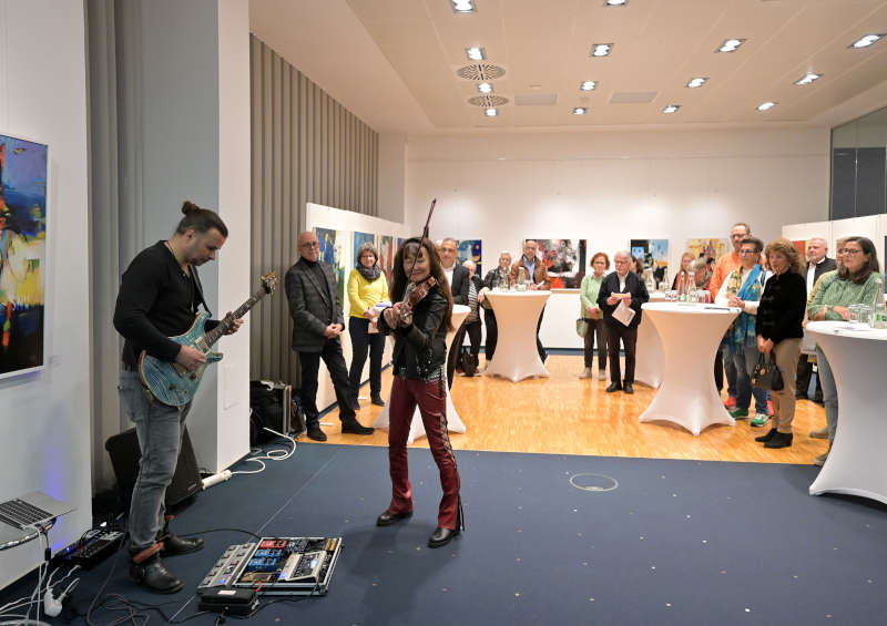 Musikalisch umrahmt wurde die Ausstellungseröffnung am vergangenen Donnerstag von Jooni Hwang an der Violine und Marc Hallbauer an der Gitarre. (Foto: Klaus Landry)