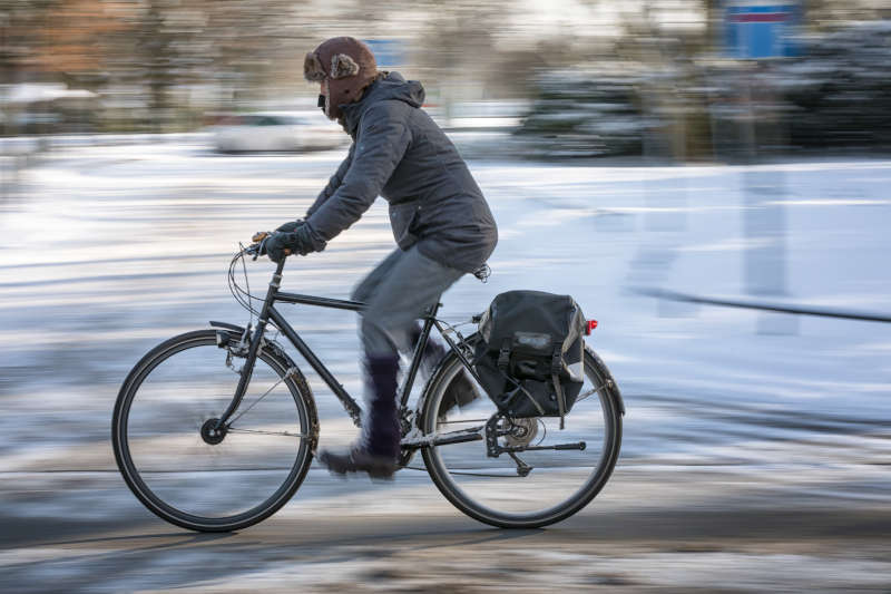 Radfahrer im Winter (Foto: Güven Purtul/VISUM)