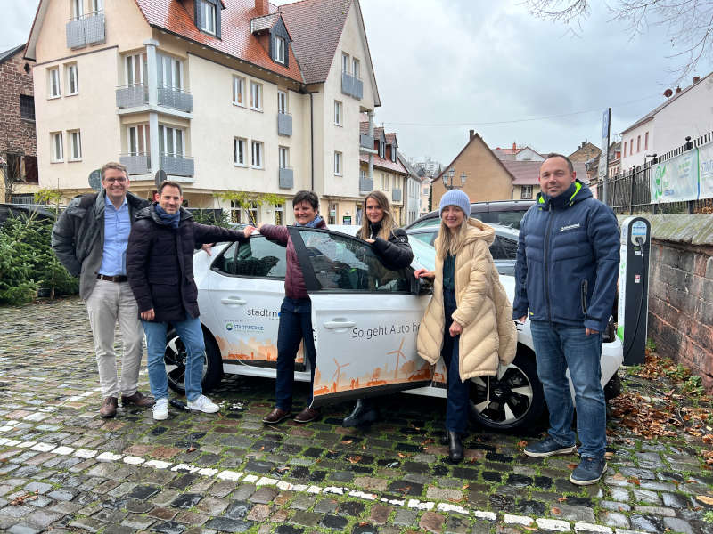 Vorstellung des Carsharing-E-Autos (Foto: Stadtverwaltung Neustadt)