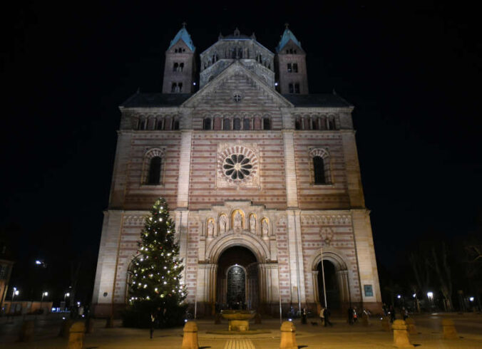 Dom zu Speyer: die Westseite des Doms mit großem Weihnachtsbaum (Quelle: Domkapitel Speyer, Foto: Klaus Landry)