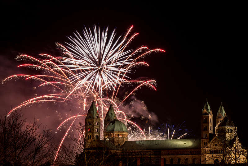 Dom zu Speyer mit Feuerwerk (Quelle: Domkapitel Speyer, Foto: Joachim Weller)