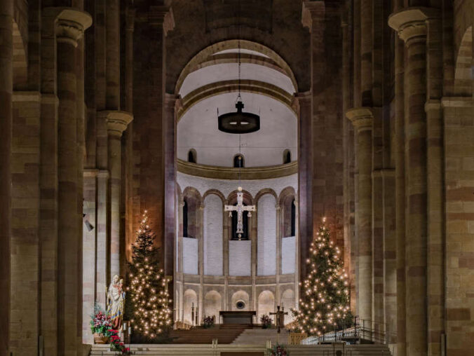 Der Dom zur Weihnachtszeit, Blick in das Mittelschiff (Quelle: Domkapitel Speyer, Foto: Joachim Weller)