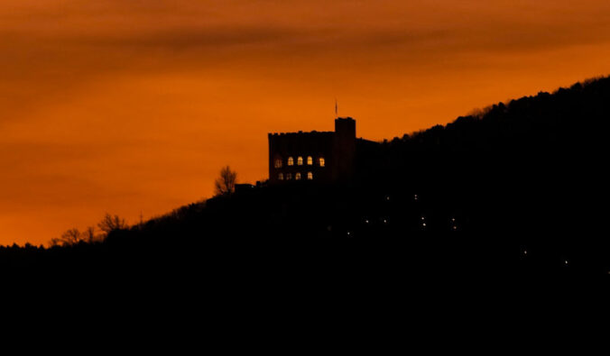 Hambacher Schloss im Abendrot (Foto: Holger Knecht)