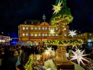 Rathaus und Marktplatzbrunnen (Foto 2024: Holger Knecht)