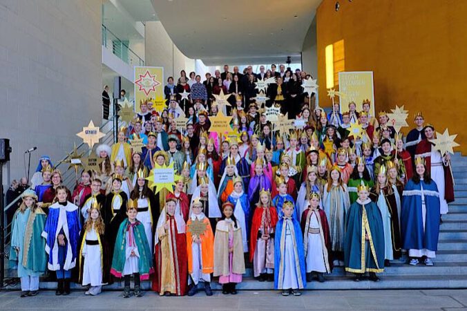 Kronen, Sterne und Kinder in prächtigen Gewändern: Sternsinger aus ganz Deutschland waren 2024 im Bundeskanzleramt. (Foto: Ralf Adloff/ Kindermissionswerk)