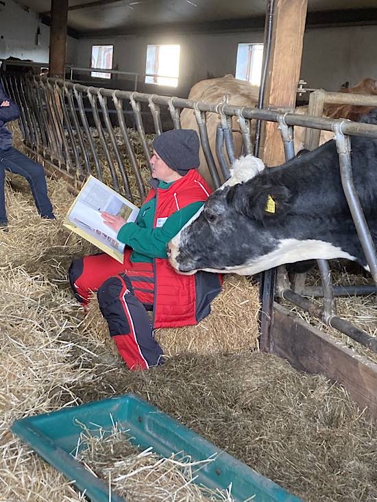 Lesung: einer Weihnachtsgeschichte lauschen (Foto: Hofgut Neumühle)