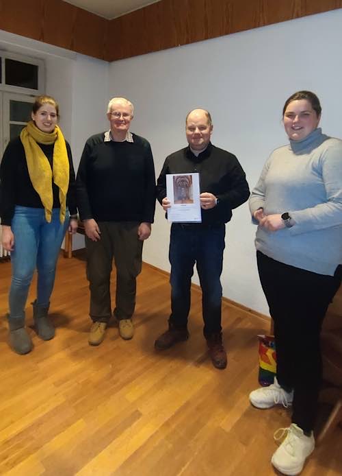 Michael Hellenbrand (2.v.r) wird vom Vorstand des Fördervereins als Ehrenmitglied geehrt. V.l.n.r.: Julia Weber, Robert Westerberger, Pfarrerin Sarah Schulze (Foto: Förderverein Ehemalige Klosterkirche Lambrecht)