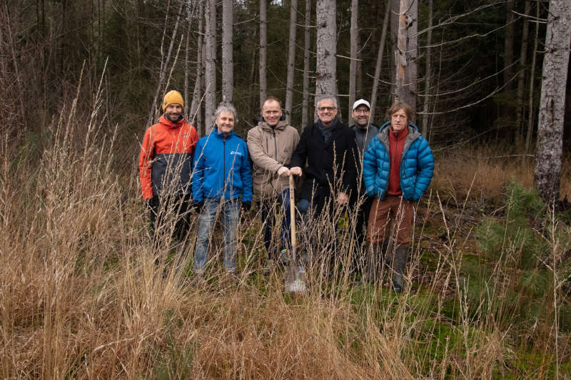 Timm Gutensohn (Umweltbeauftragter), Holger Zwick (Stadtbürgermeister Dahn), Michael Zwick (Verbandsbürgermeister Dahner Felsenland), Michael Homann (Geschäftsführungsvorsitzender Stadtwerke Karlsruhe), Markus Schleyer (Leiter Umweltschutz Stadtwerke Karlsruhe), Christian Bergius (Direktor DACH EcoTree) (Foto: EcoTree)