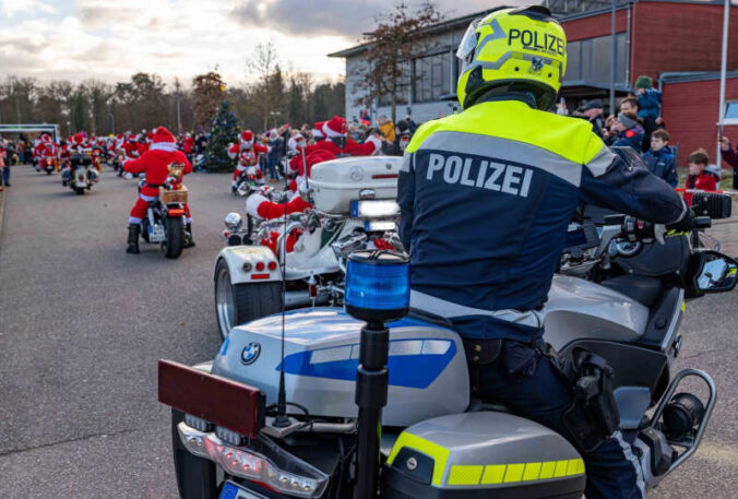 Begleitung der riding Santas durch die Polizei (Foto: Polizei RLP)