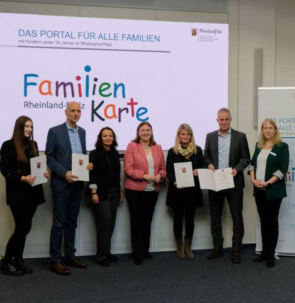 Start der Familienkarte mit Übergabe der Urkunde (Foto: Stadt Frankenthal)