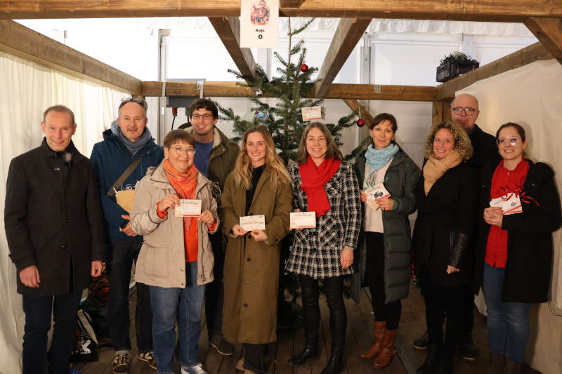 Viele helfende Hände tragen zum Gelingen der Aktion Weihnachtswunschbaum bei: Neben Oberbürgermeister Dominik Geißler (2.v.r.) , dessen Mitarbeiterin Sara Roßner (3.v.r .), Susanne Burgdörfer vom Haus der Familie (5.v.r.), Annelie Spe ckmaier von der Stiphtung Christoph Sonntag (6.v.r.) und Dr. Ma rkus Moser (links) von der Adler Apotheke auch viele weitere Unterstützerinnen und Unterstützer. (Quelle: Stadt Landau)