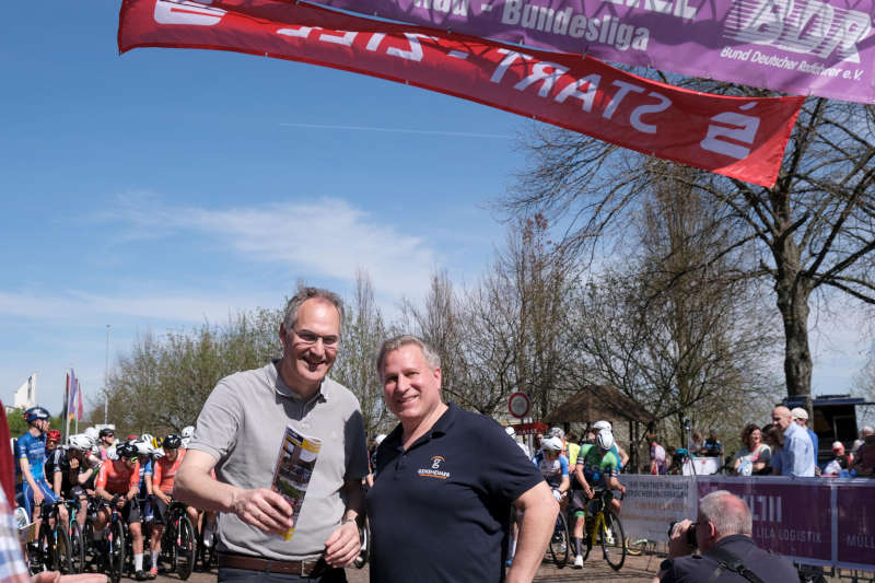 Landrat Dietmar Seefeldt (links) und Organisationsleiter Andreas Gensheimer vor dem Start des Bundeliga-Radrennens 2024. (Archivfoto: KV SÜW)