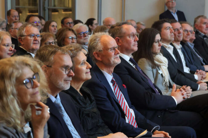 Der neue Landauer Ehrenbürger Hans-Dieter Schlimmer in der ersten Reihe gemeinsam mit u.a. Ministerpräsident Alexander Schweitzer. (Quelle: Stadt Landau)