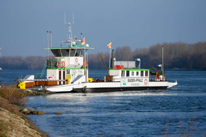 Die Rheinfähre zwischen Neuburg am Rhein und Neuburgweier (Foto: Holger Knecht)