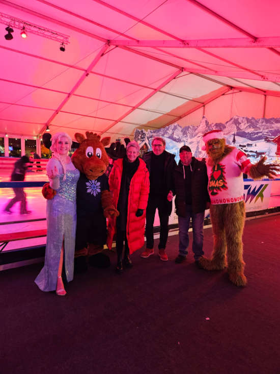 Oberbürgermeisterin Beate Kimmel mit dem Leiter des Citymanagements Alexander Heß und Patric Forlani sowie den drei Maskottchen der Eisbahn. (Foto: Stadt Kaiserslautern)