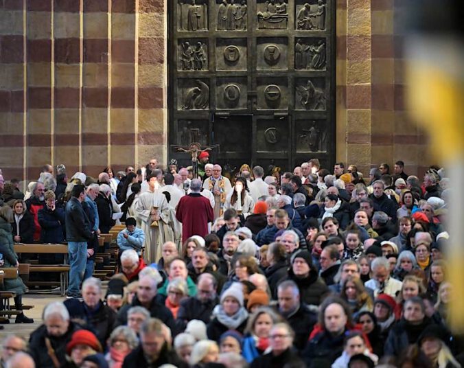 Volles Haus beim Jahresabschlussgottesdienst am 31. Dezember mit Bischof Wiesemann (Foto: Klaus Landry)