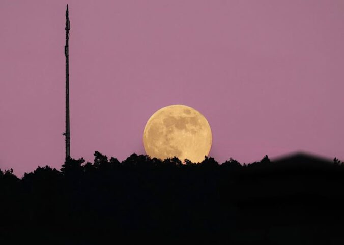 Aufgehender Vollmond in mystischer Lichtstimmung (Foto: Holger Knecht)