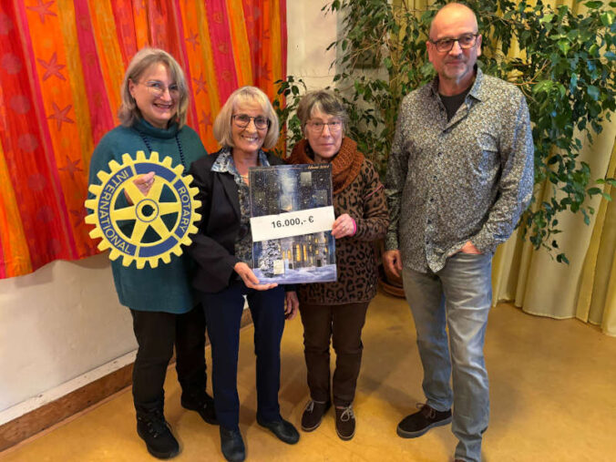 Übergabe des Erlöses des Rotary Adventskalenders 2024 (Foto: Rotary Club Neustadt)