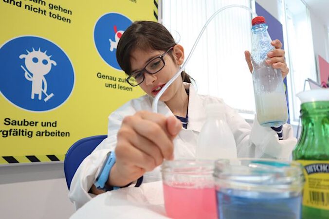 Mit dem Ferienprogramm in den Kids’ Labs möchte BASF Kinder im Alter von acht bis zwölf Jahren für Naturwissenschaften begeistern. (Foto: BASF SE)