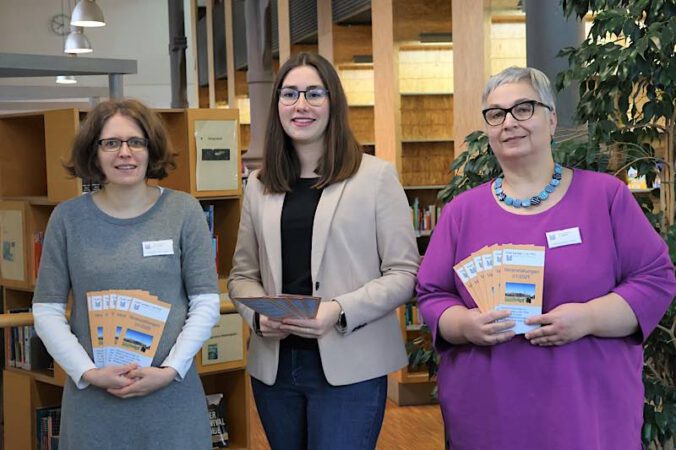 Gemeinsam mit dem beiden Leiterinnen der Stadtbibliothek Amelie Löhlein (links) und Sabine Schäfer (rechts) stellte Beigeordnete Lena Dürphold das Veranstaltungsprogramm für die erste Jahreshälfte vor. (Quelle: Stadt Landau)