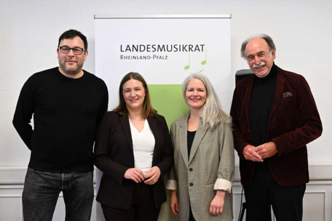 Schirmherr Andreas Scholl, Kulturstaatsministerin Katharina Binz, Landesmusikratspräsident Peter Stieber und Schirmherrin Sarah Lipfert präsentieren die Stimme als Instrument des Jahres 2025 (Foto: Anke Kristina Schäfer)