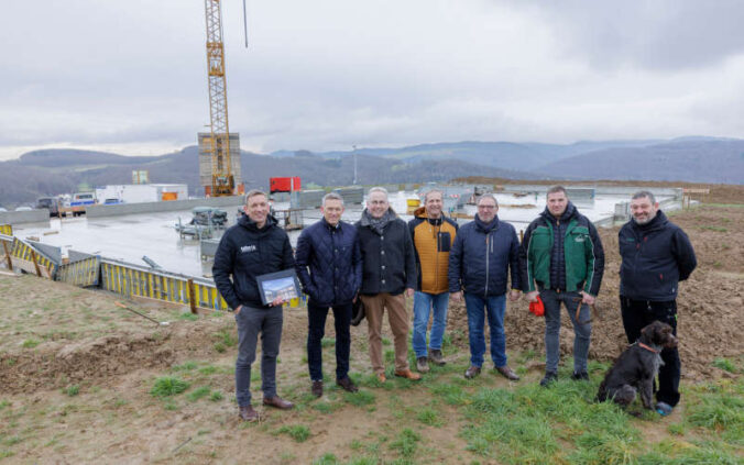 Landräte besuchen die Baustelle des neuen ADAC Hubschrauberlandeplatzes. (Foto: Reiner Voß / Kreisverwaltung Kaiserslautern)