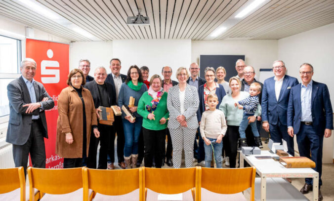 Stefanie Seiler, Kuratoriumsvorsitzende (10.v.l.), Oliver Kolb, Vorstandsvorsitzender der Sparkassenstiftung (rechts), Landrat Clemens Körner (3.v.l), weitere Kuratoriumsmitglieder und Thomas Traue, Vorstandsvorsitzender der Sparkasse Vorderpfalz (links), mit den Vertreterinnen und Vertretern der begünstigten Projekte. (Foto: Klaus Venus)