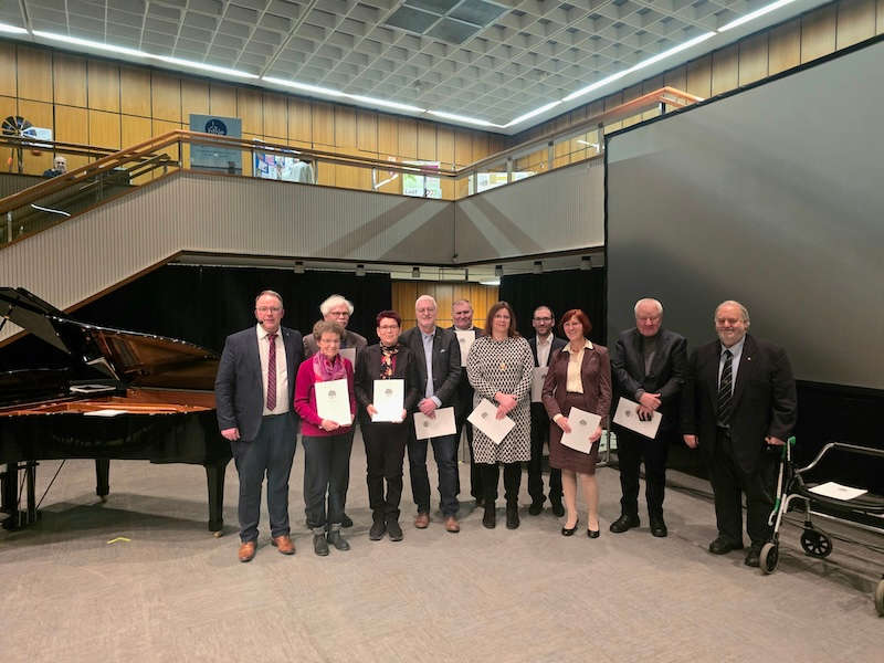 Bürgermeister Tobias Meyer gemeinsam mit den Geehrten. V.l.n.r.: Elisabeth und Norbert Heine, Bärbel Schäfer, Dieter Weilacher, Karl-Heinz Neufeld, Regina Schmitt, Dirk Letzelter, Pia Werner, Hans-Joachim Coerper und Rudi Einholz. (Foto: Gemeindeverwaltung Haßloch)